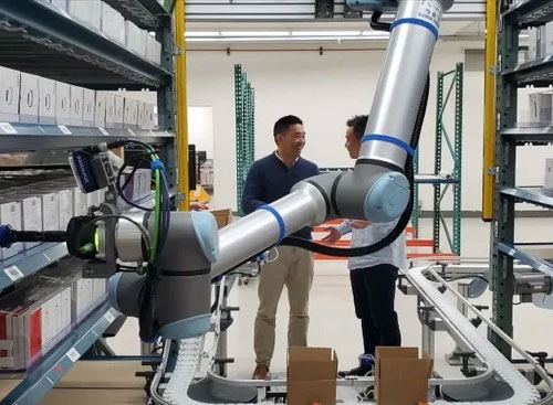 Prevádzkové centrum v Michigane rozširuje výrobu robotov a AMR