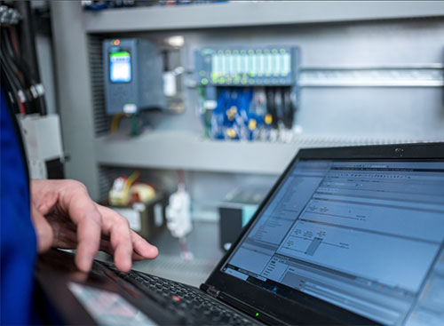 Modernizácia priemyselného riadenia pomocou SoftPLC a Unified Edge Management